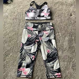Victoria’s Secret Sport Capri legging and sport bra set size medium